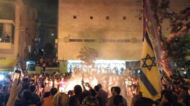 מדורה סמוך למטה הליכוד במצודת זאב בתל אביב (צילום: לאורה אדרי)