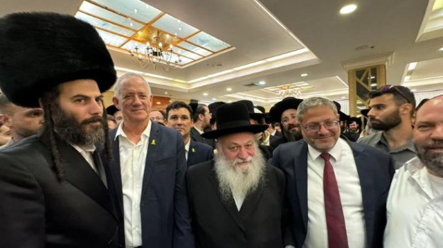 איתמר בן גביר ובני גנץ יחד בחתונת בתו של הבכיר בחסידות גור (צילום: צילום מסך)