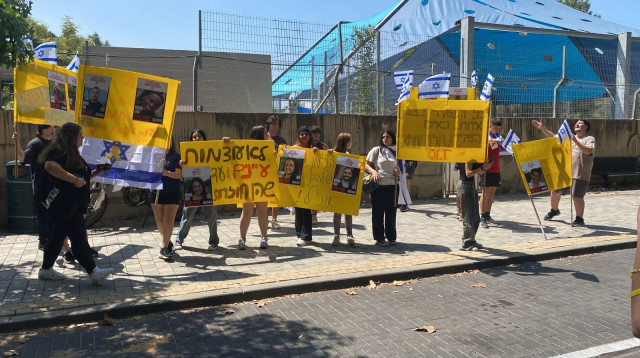 התלמידים והתלמידות עם השלטים (צילום: יח"צ בית אקשטיין)