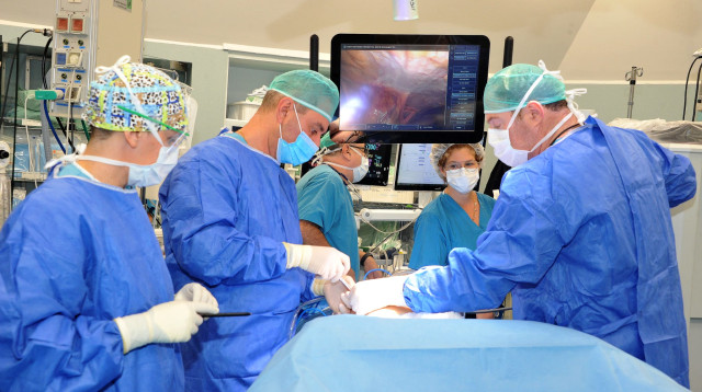 ד"ר אלי קקיאשווילי (מימין) בניתוח רובוטי  (צילום: רוני אלברט)