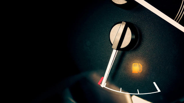 הדלק נגמר מהר? כך תחסכו בו (צילום: אינג'אימג')