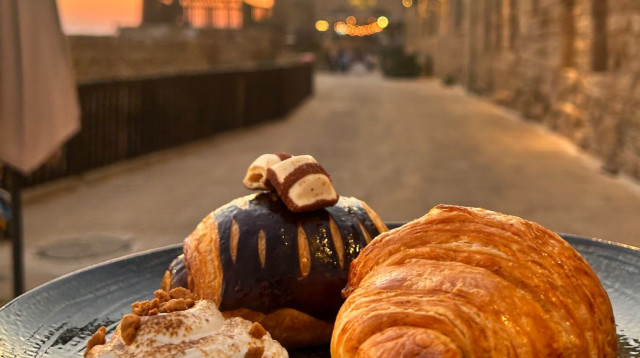 מתחם הפודטראקים בנמל קיסריה (צילום: mood trucks)