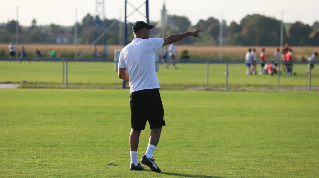 גיא לוזון מאמן הנבחרת הצעירה (צילום: אתר רשמי, ההתאחדות לכדורגל בישראל)