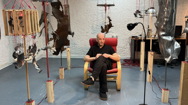 המיצב של יניב שנצר (צילום: שלומית פרץ)