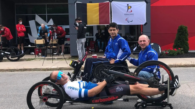 עמית חסדאי -מימין המאמן מאיר כרמון, במרכז קובי ליאון (צילום: יחצ)