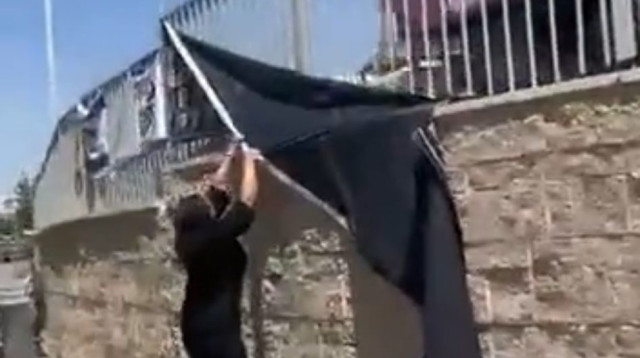 השופטת בדימוס שרה חביב תולשת שלטים (צילום: מתוך הטוויטר של אלמוג בוקר)