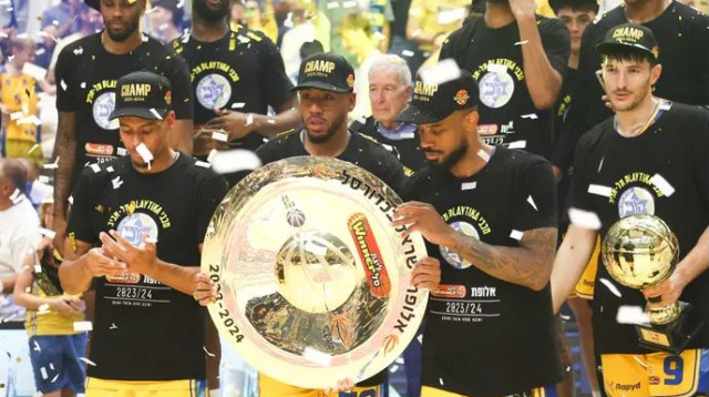 מכבי תל אביב יכולה רק להתגעגע. בראון עם בולדווין וקולסון (צילום: דני מרון)