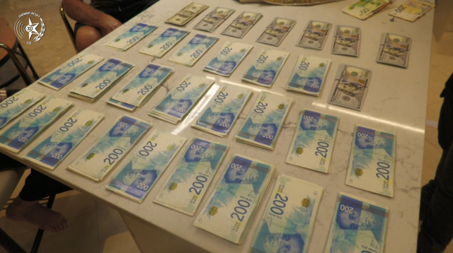 תיעוד הכספים שנתפסו (צילום: דוברות המשטרה)