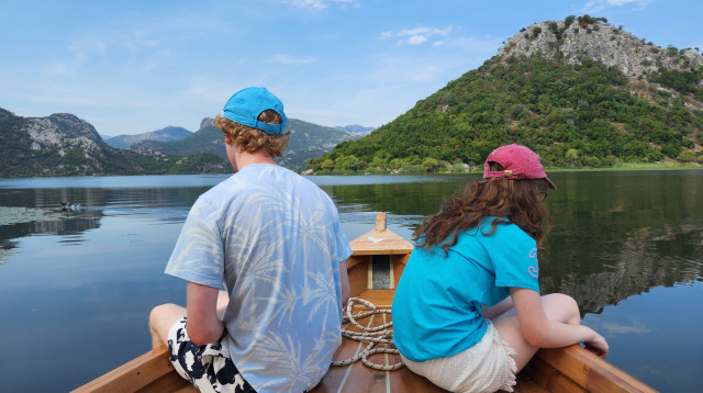 ביקור באגם סקאדאר הוא יום טיול מעולה למשפחות (צילום: עמרי גלפרין)