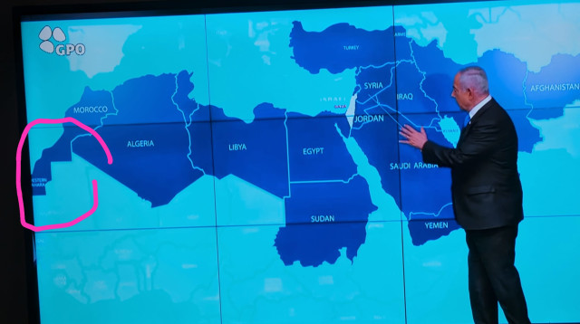 בנימין נתניהו והמפה של המזרח התיכון, כשסהרה המערבית מופרדת ממרוקו (צילום: רשתות ערביות)