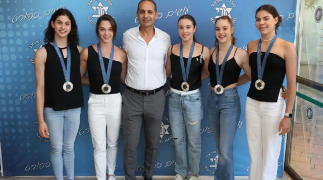 נבחרת ההתעמלות האומנותית עם נאור גלילי (צילום: עודד קרני, מכבי ישראל)