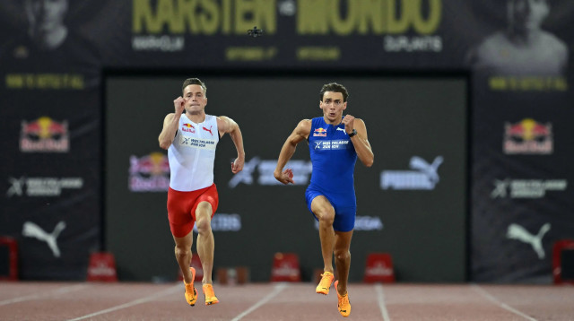 מונדו דופלנטיס קופץ במוט שבדי בתחרות ריצה עם קרסטן ורהולם אתלט נורבגי (צילום: GettyImages)