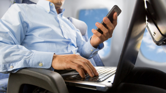 גולש באינטרנט בטיסה (צילום: אינגאימג')