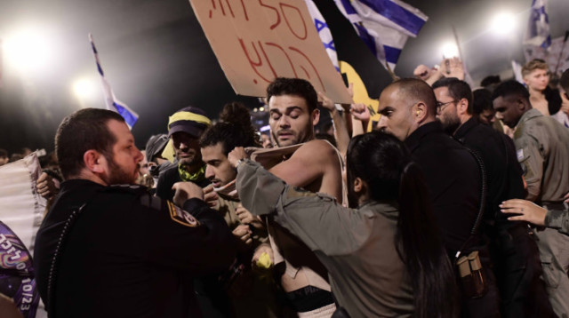 מעצר מפגין בחסימת איילון, הפגנת משפחות החטופים (צילום: תומר ניוברג, פלאש 90)