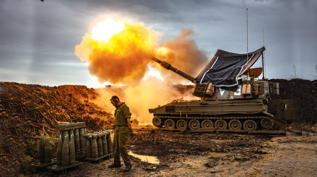 ירי ארטילרי לעבר לבנון (צילום: יונתן זינדל, פלאש 90)