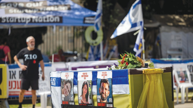 מיצג מחאה מחוץ לכנסת (צילום: יונתן זינדל, פלאש 90)