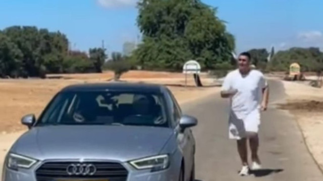 מבקר בספארי רץ לצד ההיפופוטמים והזברות (צילום: מסך)