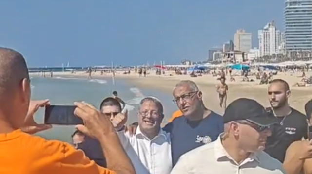 איתמר בן גביר בחוף הים בתל אביב לפני שהותקף (צילום: צילום מסך,צילום מסך לפי סעיף 27א)