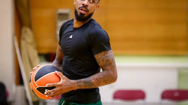 סיפתח חיובי. לורנזו בראון (צילום: אתר רשמי, מתוך האתר הרשמי של פנאתינייקוס)