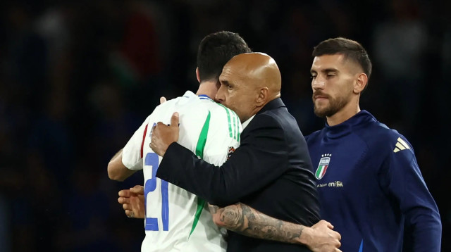 לוצ'אנו ספאלטי מאמן נבחרת איטליה עם הבלם אלסנדרו באסטוני (צילום: GettyImages, FRANCK FIFE/AFP)