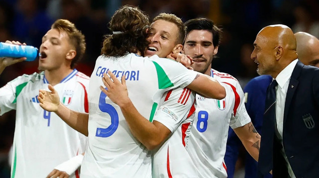 שחקני נבחרת צרפת חוגגים עם דוידה פראטזי (צילום: רויטרס)