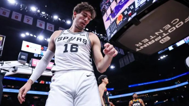 תקע יתד ב-NBA, וכעת שב לאירופה. אוסמן (צילום: GettyImages, Mike Christy)