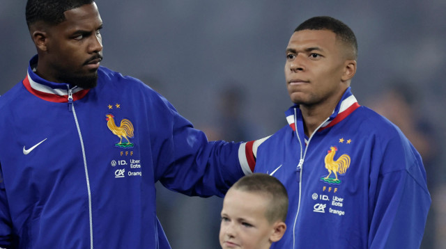 קפטן נבחרת צרפת קיליאן אמבפה לצד השוער מייק מניאן (צילום: GettyImages, STEPHANE DE SAKUTIN/AFP)
