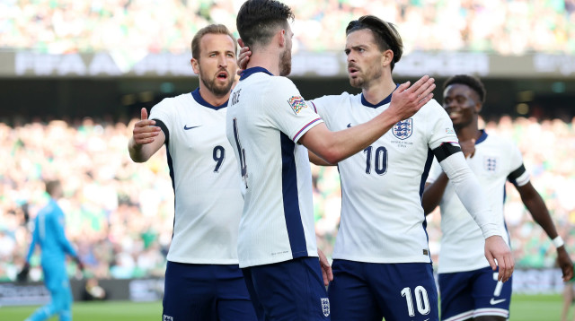 שחקן נבחרת אנגליה ג'ק גריליש חוגג עם דקלן רייס (צילום: GettyImages, Carl Recine)