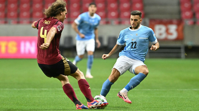 שחקן נבחרת ישראל, דני גרופר, מול שחקן נבחרת בלגיה, ואוט פאס (צילום: GettyImages, ATTILA KISBENEDEK)