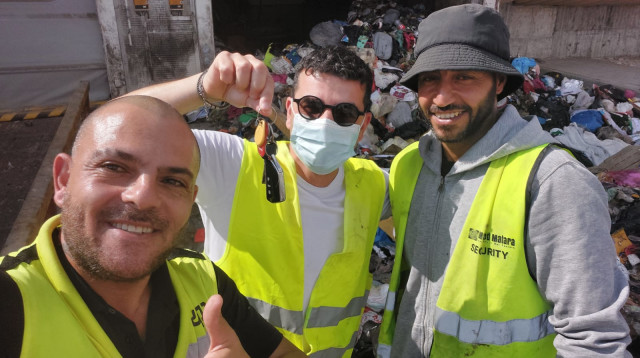 חזי נקאש מפקח בדודאים, דודי אוחיון, תושב בני שמעון עם המפתחות שנמצאו ווויסאם טווילא (צילום: חזי נקאש)