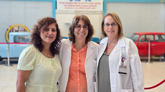 בתמונה (מימין לשמאל): ד"ר שפרה אש, ד"ר נירה ארד וכריסטין אשקר. (צילום: דוברות רמב"ם)