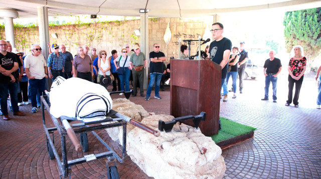 הלווייתו של שדר הרדיו גדעון הוד ז"ל (צילום: קובי אליהו)