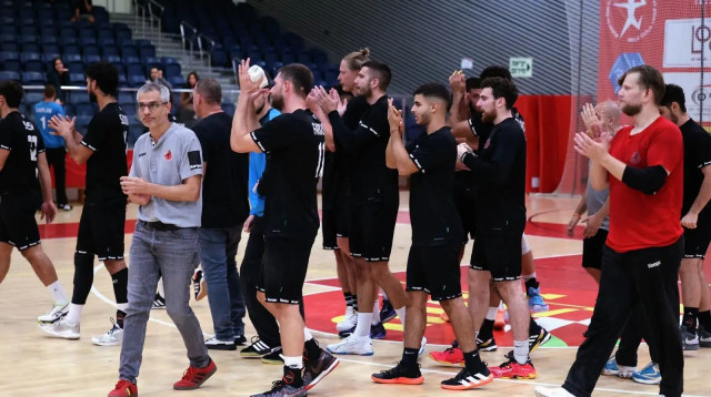 שחקני הפועל אשדוד כדוריד (צילום: אתר רשמי, הדר ואן קולא, איגוד הכדוריד)