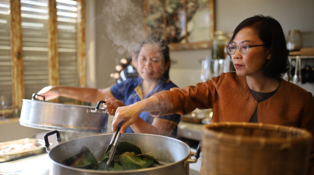 שגרירת תאילנד בישראל פנבהה צ'נדראמיה מבשלת (צילום: דור פזואלו)