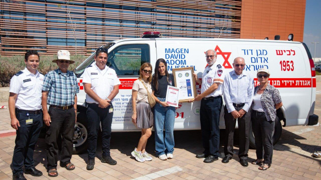 חנוכת אמבולנס מד"א (צילום: מד"א)
