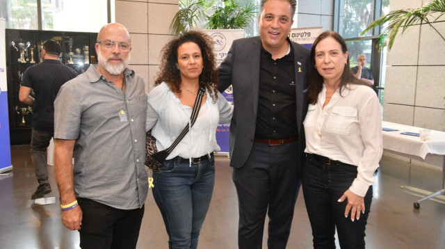 מימין יפית גריאני, רועי כהן והוריו של עומר (צילום: להב)