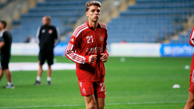 עומר סניור הפועל תל אביב (צילום: קובי אליהו)