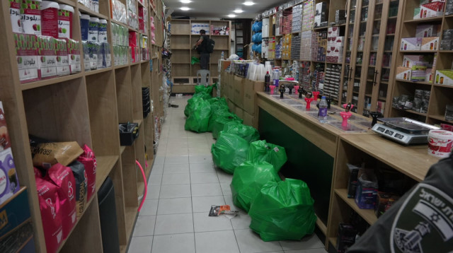 מחסן הזיופים הענק שנתפס בשומרון (צילום: דוברות המשטרה)