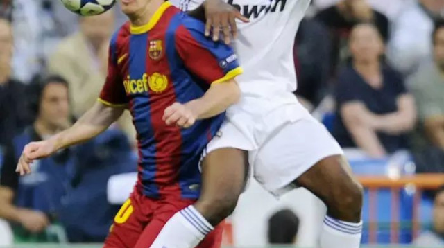 ליאונל מסי שחקן ברצלונה (שמאל) מול לסאנה דיארה שחקן ריאל מדריד (צילום: רויטרס)