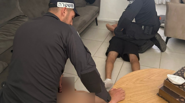 מעצר החשודים (צילום: דוברות המשטרה)