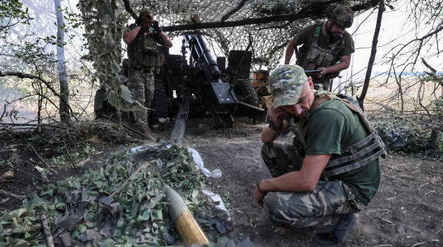 תותחנים אוקראינים ליד פוקרובסק באוקראינה (צילום: Radio Free Europe/Radio Liberty/Serhii Nuzhnenko via REUTERS)