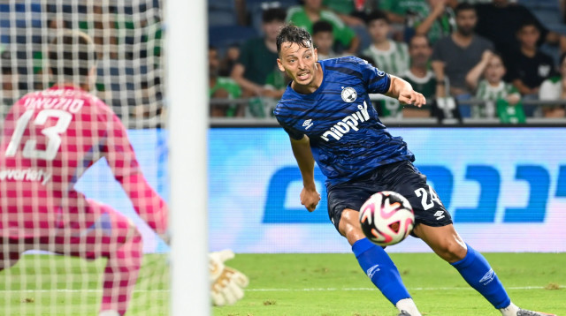 שחקן הפועל באר שבע, גיא בדש (צילום: ברני ארדוב)