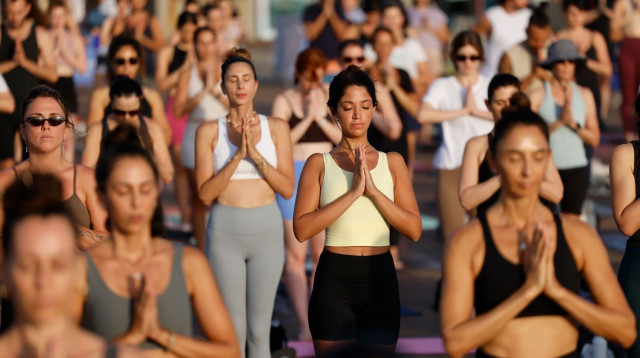 תרגול יוגה בנמל תל אביב (צילום: גיא יחיאלי)