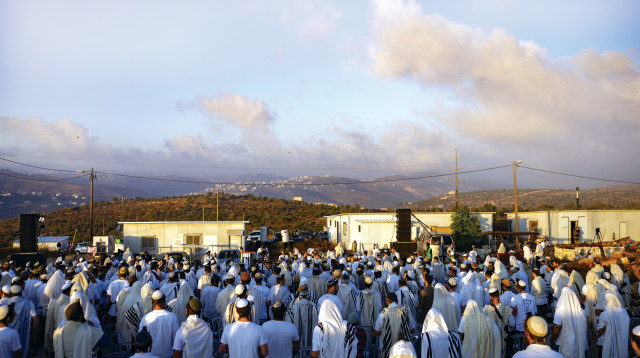 תפילה במאחז אביתר (צילום: חיים גולדברג, פלאש 90)