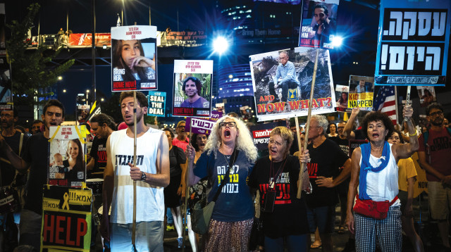 הפגנה בתל אביב לשחרור החטופים (צילום: יונתן זינדל, פלאש 90)
