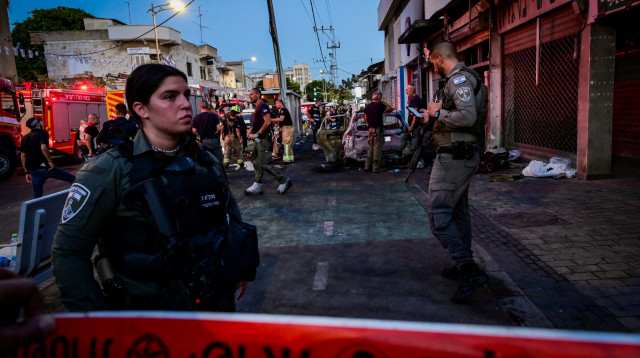 זירת הפיגוע הפלילי ברמלה (צילום: אבשלום ששוני)