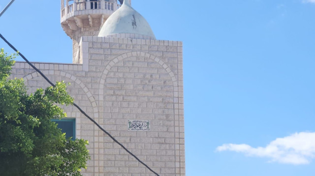 מטען בסמוך למסגד ברמלה (צילום: דוברות המשטרה)