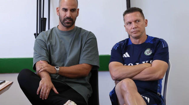 ברק בכר מאמן מכבי חיפה לצד גל אלברמן (צילום: מאור אלקסלסי)