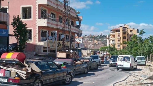 תושבים נמלטים מדרום לבנון (צילום: רשתות ערביות)