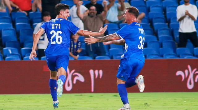 נדב נידם חוגג במדי עירוני קרית שמונה ליד שי בן דוד (צילום: קובי אליהו)